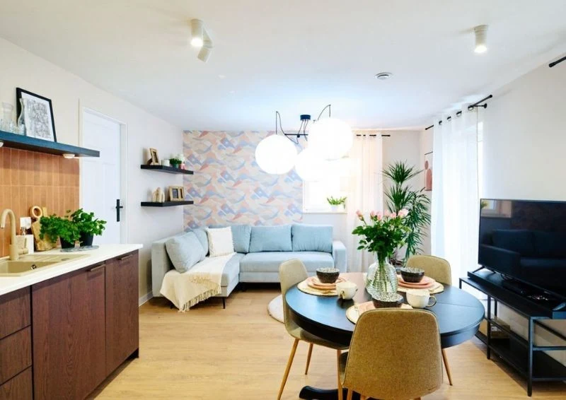 Odnowiony salon z kuchnią