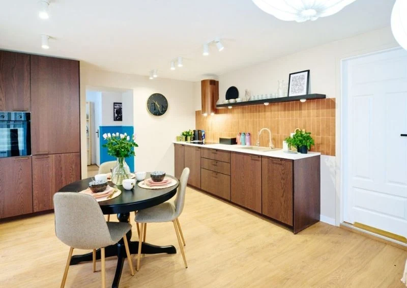 Salon z kuchnią pomalowano na beżowo