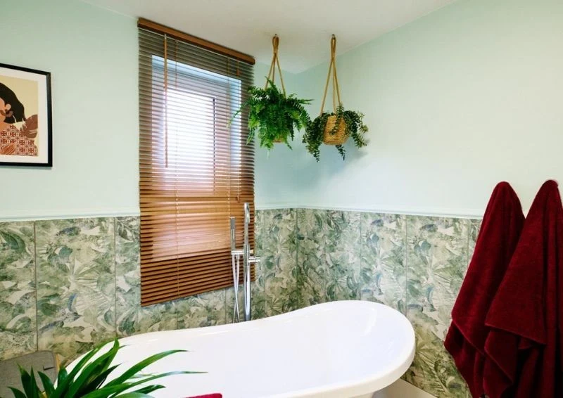 W centralnym miejscu łazienki stanęła duża wanna