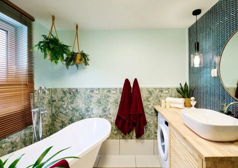 Rośliny doniczkowe stały się ozdobą łazienki w seledynowym odcieniu