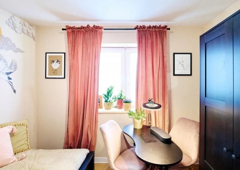 Ozdobna tapeta nadaje uroku całemu pomieszczeniu