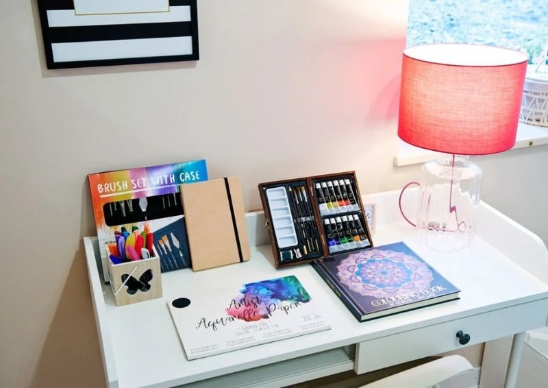 Malarskie akcesoria w dziewczęcym pokoju