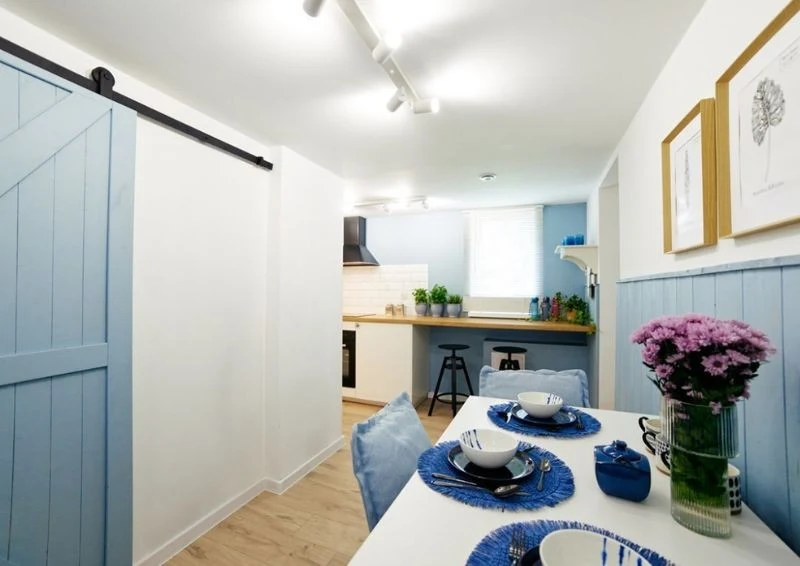 Na koncu kuchni znajduje się jasna jadalnia