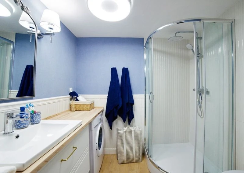 W łazience również dominuje niebieski kolor