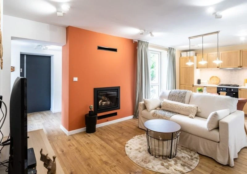 Zrezygnowano z dużego przedpokoju, w miejscu któego powstał salon z kuchnią