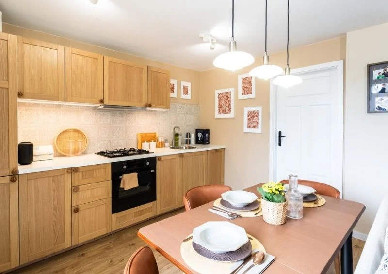 Nowy stół jadalniany to idealne miejsce do wspólnych posiłków