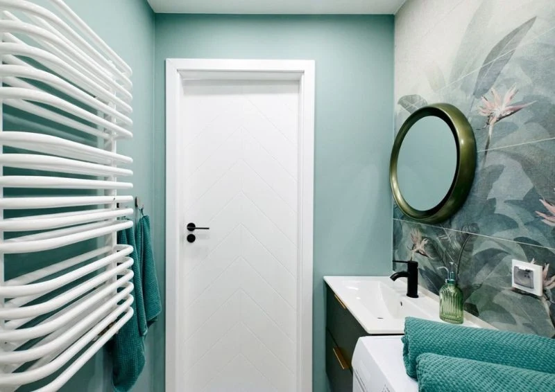 W łazience zastosowano motyw roślinny