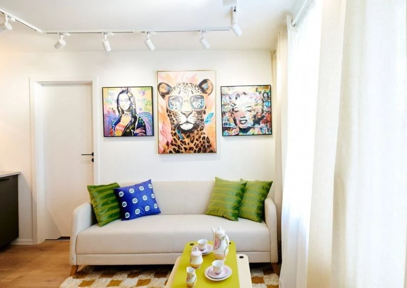 Salon został ozdobiony kolorowymi dodatkami