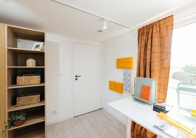 Kolorowe dodatki i jasna podłoga sprawiły, że pokój chłopca stał się bardzo przytulny