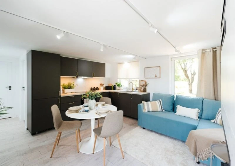 W największym pomieszczeniu znajduje się kuchnia i salon z miejscem do spania dla Pani Agnieszki