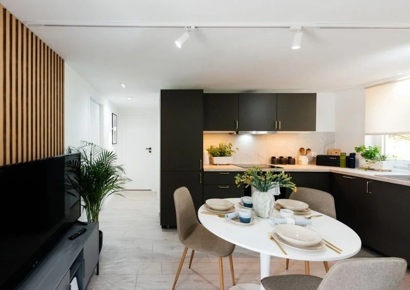 Ciemne meble kontrastują z jasnymi płytkami