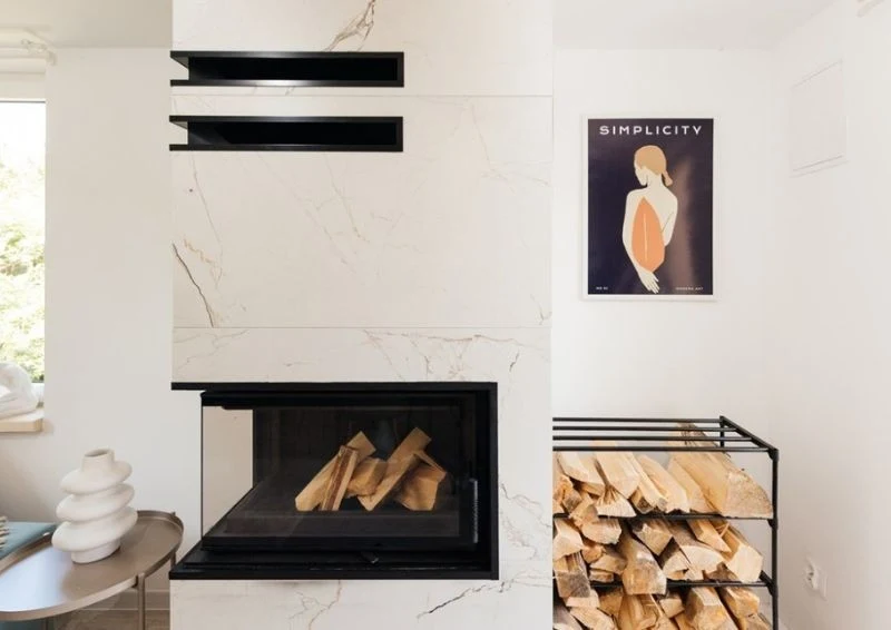 W salonie znalazł się również stylowy kominek i subtelne dodatki