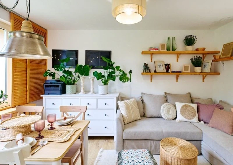 Drewniane dodatki bardzo ocieplają przestrzeń