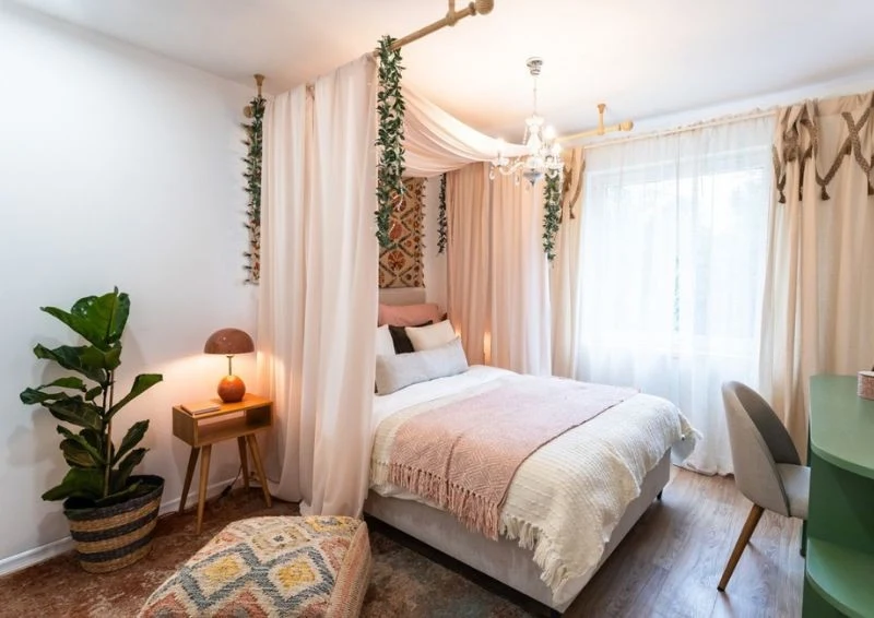 Aranżacja przestronnej sypialni