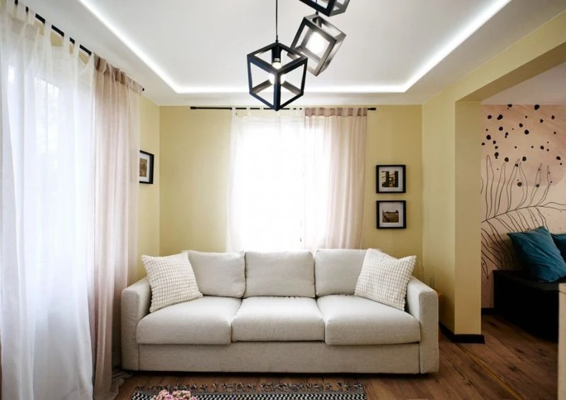 Skromny, ale przytulny salon