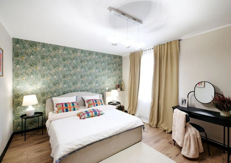 Komfortowa sypialnia z dużym łóżkiem