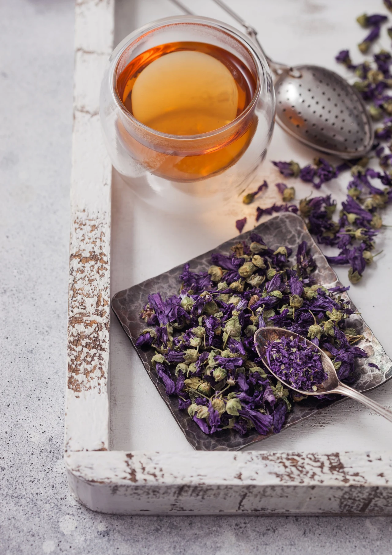 Kwiaty ślazu posiadają śluz, który łagodzi chrypkę i suchy kaszel