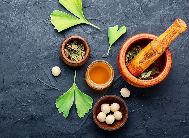 W liściach miłorzębu znajdują się substancje, pomagające przy bólu głowy