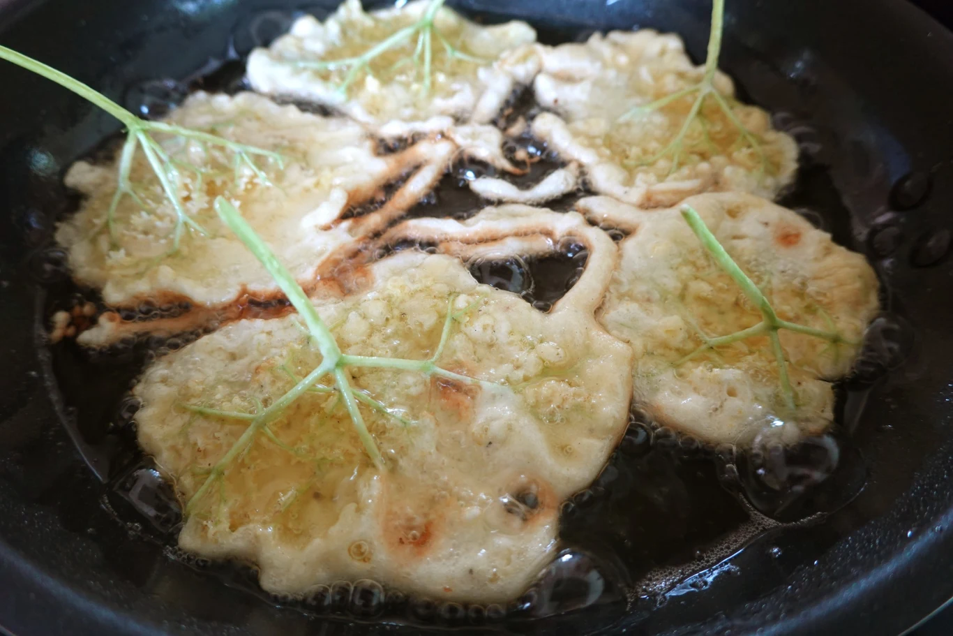 Kwiaty czarnego bzu świetnie smakują zapieczone w formie naleśników