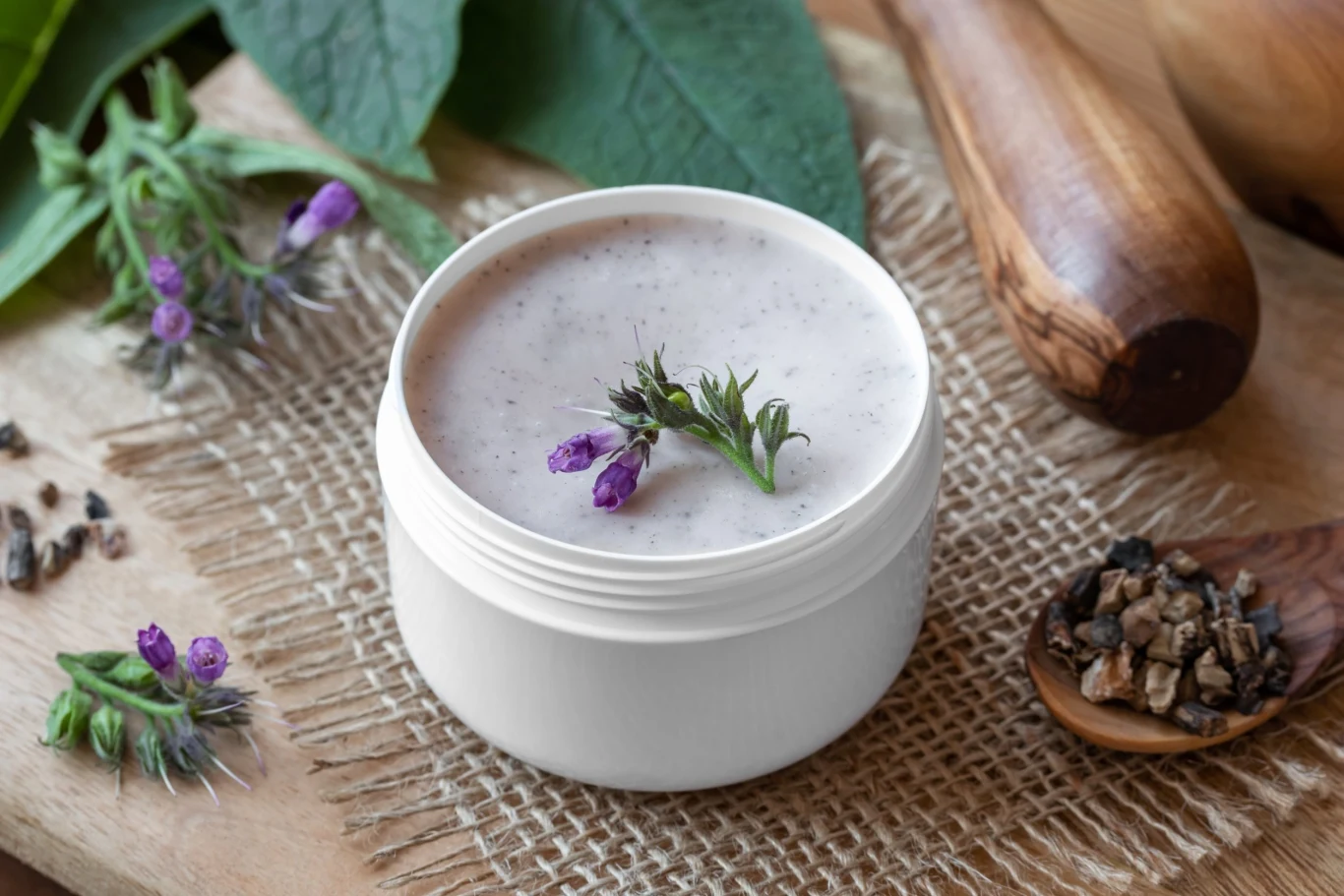 Żywokost pomaga w regeneracji uszkodzonej skóry bądź naskórka