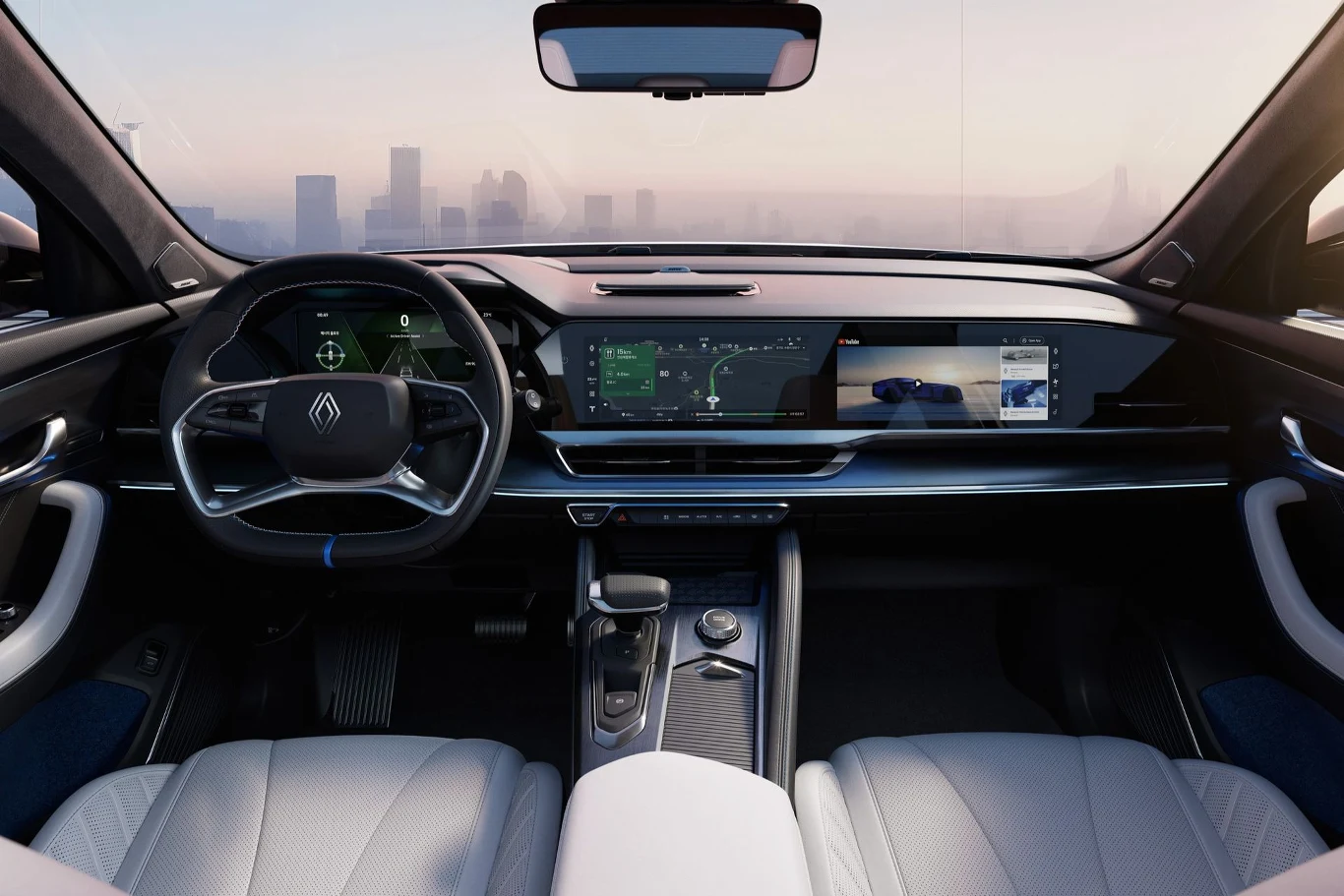Nowoczesna deska rozdzielcza samochodu z dużymi, cyfrowymi wyświetlaczami, skórzane fotele oraz widok na panoramę miasta w tle przez przednią szybę.