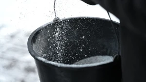 Nieco więcej niż jedna szklanka soli wystarcza na posypanie podjazdu o długości 6 metrów lub 10 kwadratów chodnika