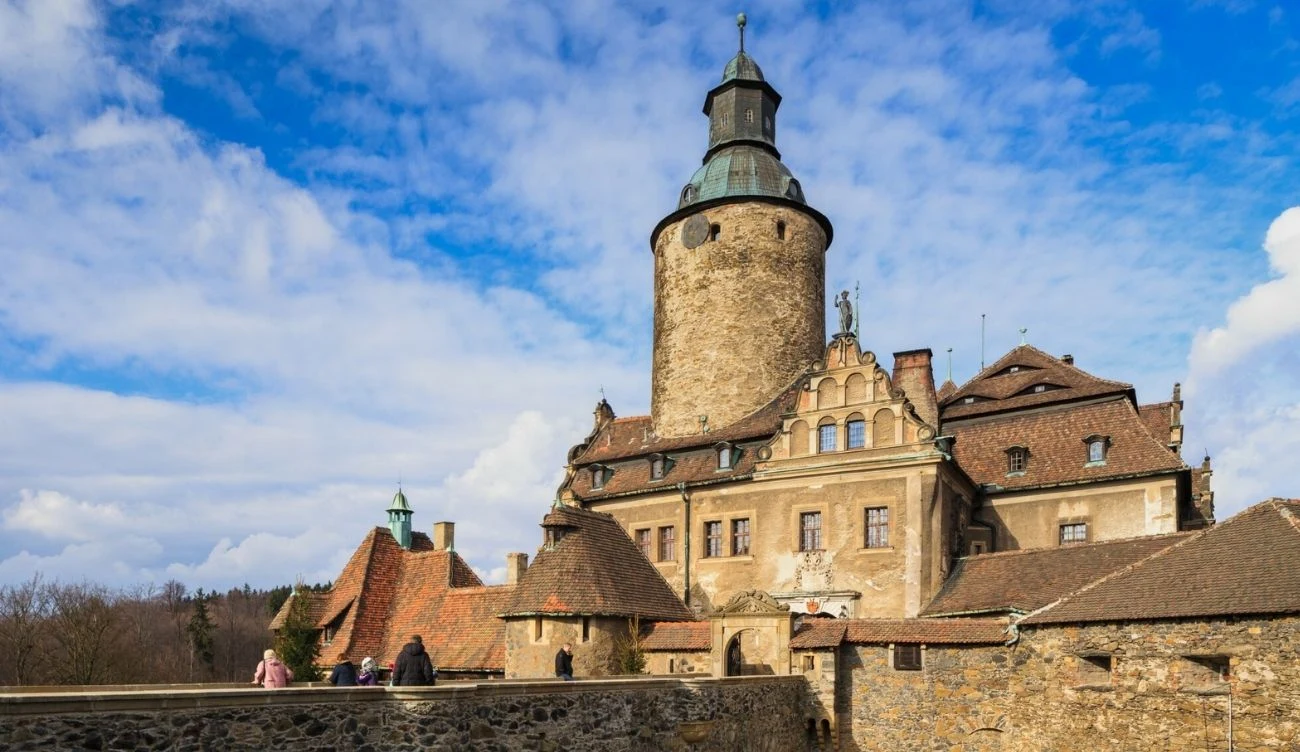 Zamek Czocha zimą prezentuje się jeszcze bardziej tajemniczo niż latem. Zamek Czocha zimą prezentuje się jeszcze bardziej tajemniczo niż latem.