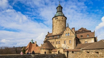 Zamek Czocha zimą prezentuje się jeszcze bardziej tajemniczo niż latem.