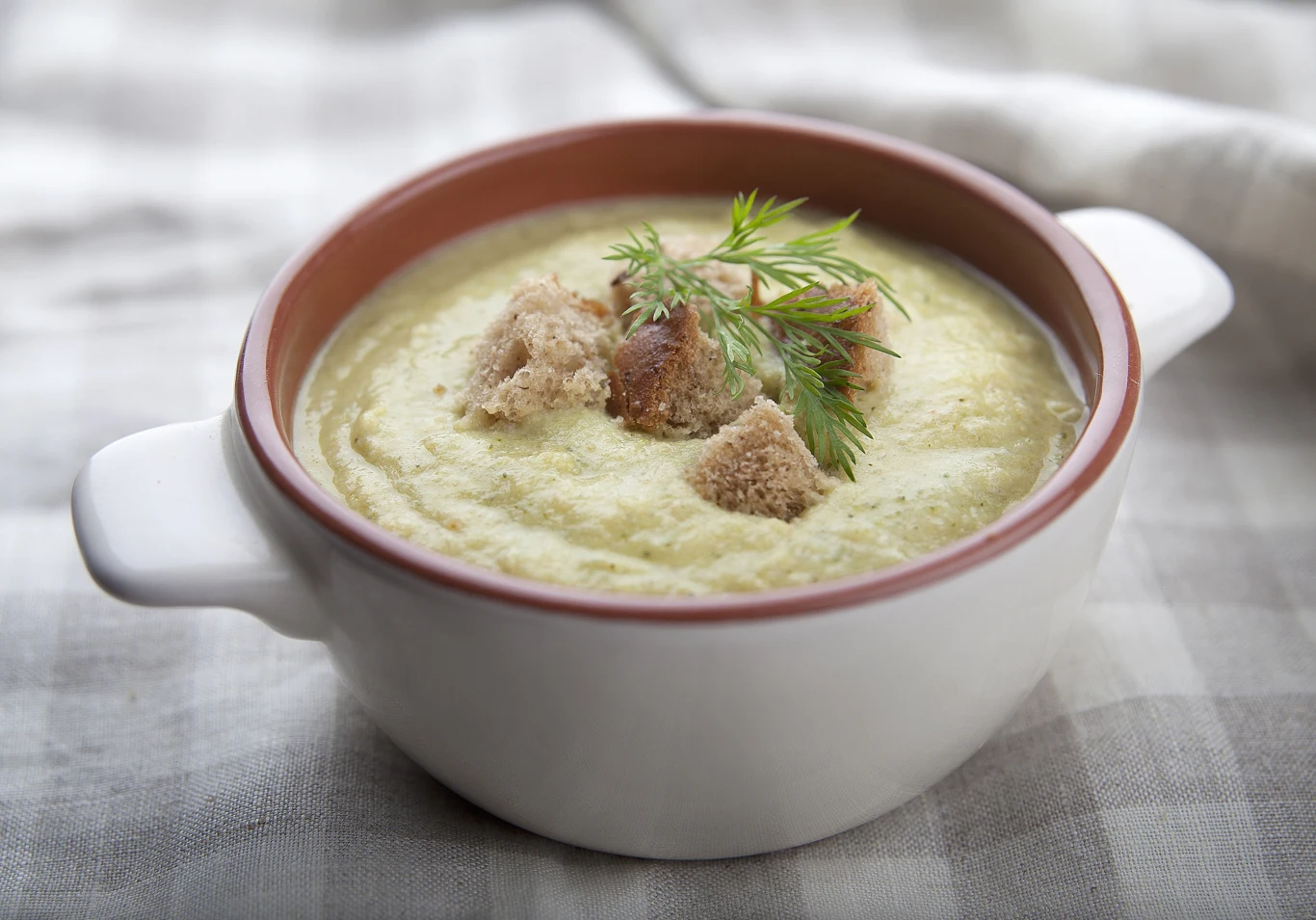 Smakowita i zdrowa zupa krem z kiszonych ogórków. Jak ją przygotować?