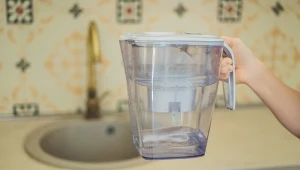 Dzbanki filtrujące są z pozoru bezpieczną opcją. Wiele z nich szkodzi jednak tak samo, jak butelkowana woda