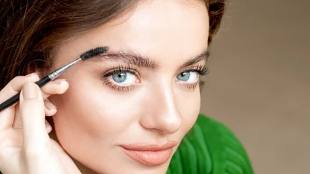 Sok z cebuli to domowy sposób na gęste brwi jak z okładki magazynu