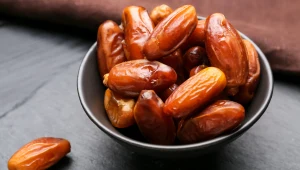 Naturalna słodycz zamiast cukierków. Daktyle coraz częściej polecane są jako przekąska dla seniorów dbających o serce
