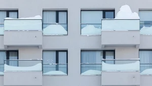 Jak bezpiecznie pozbyć się balkonu zalegającego śniegu?