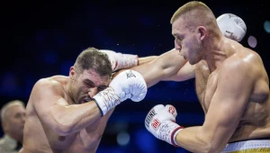 Damian Knyba (z prawej) znakomicie wszedł w walkę z Agitem Kabayelem. Koniec nastąpił już w trzeciej rundzie