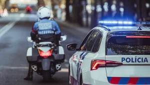 Policjant na motocyklu macha czerwoną flagą? Niewiedza kosztuje 800 zł.