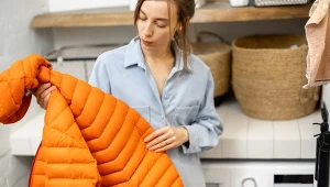 Tak wypierzesz puchową kurtkę w domu. Będzie świeża, pachnąca i nadal ciepła