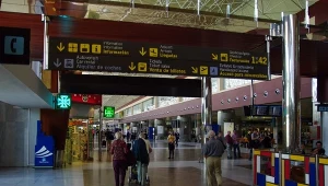 Szok na lotnisku. Chciał wejść do samolotu z martwą żoną