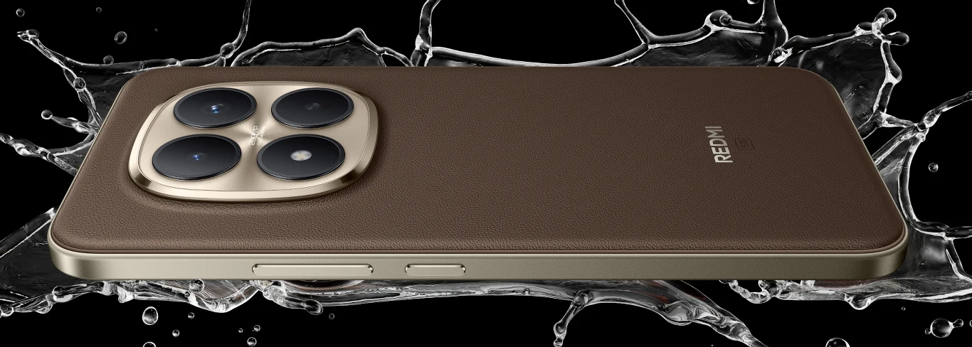 Brązowy smartfon Redmi z wyraźnymi czterema obiektywami aparatu, umieszczony na tle rozpryskującej się wody, co podkreśla wodoodporność urządzenia.
