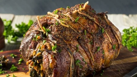 Jak przyrządzić jagnięcinę? Sycącym obiadem będzie np. faszerowana łopatka jagnięca 