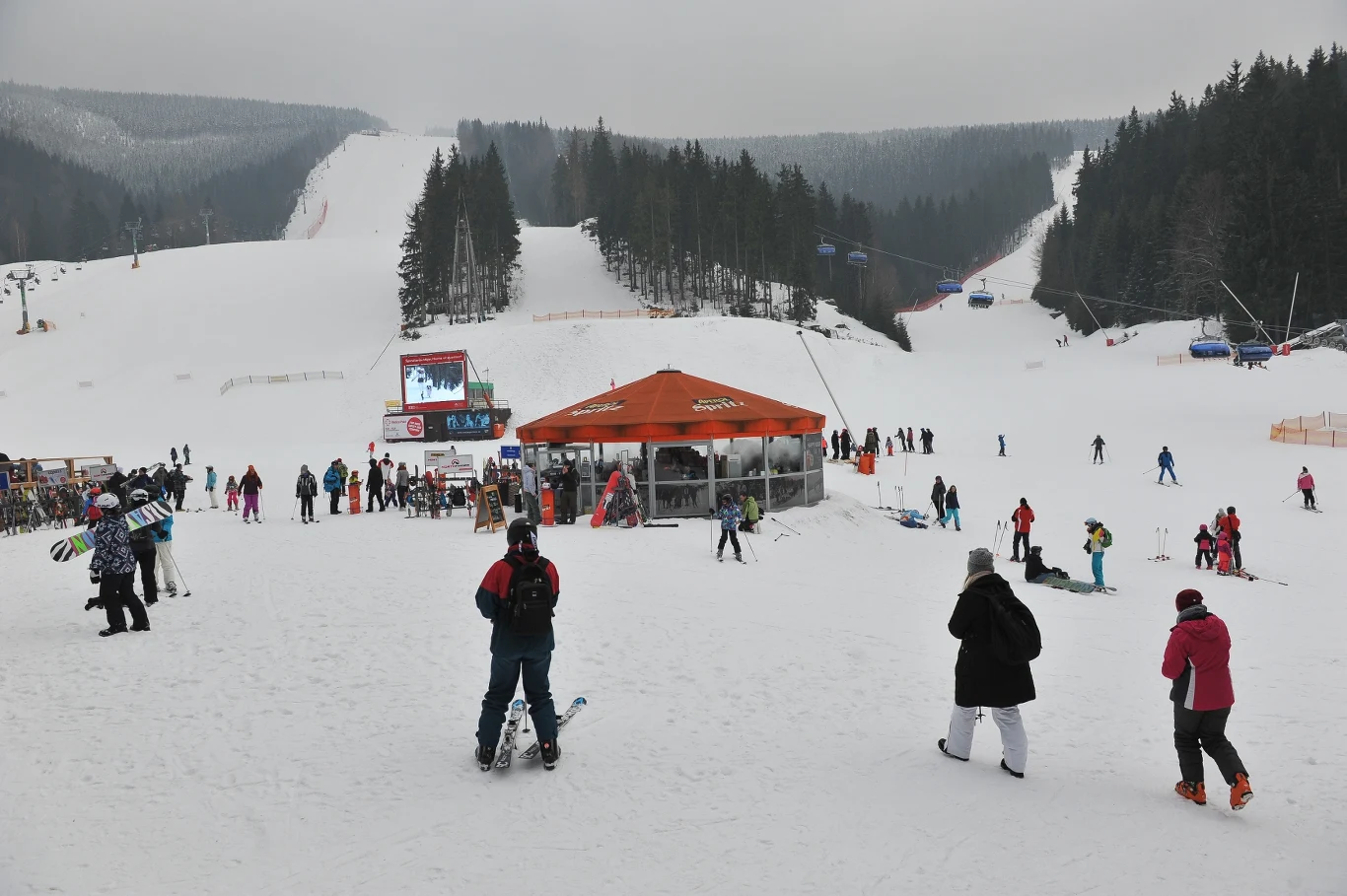 Najsłynniejszy ośrodek narciarski w Czechach leży niedaleko polskiej granicy. Dojazd jest stosunkowo łatwy i szybki