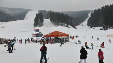 Najsłynniejszy ośrodek narciarski w Czechach leży niedaleko polskiej granicy. Dojazd jest stosunkowo łatwy i szybki