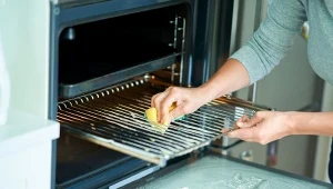Z tym trikiem wyczyścisz blachę i ruszt w piekarniku na błysk.
