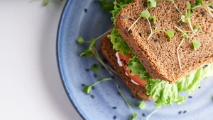 Lekka kanapka na późną kolację. 