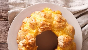 Serowy wieniec będzie doskonałą przekąską na święta. Zrobisz go błyskawicznie