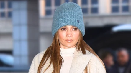 Jennifer Lopez w ciepłej czapce typu beanie na rozpuszczonych włosach