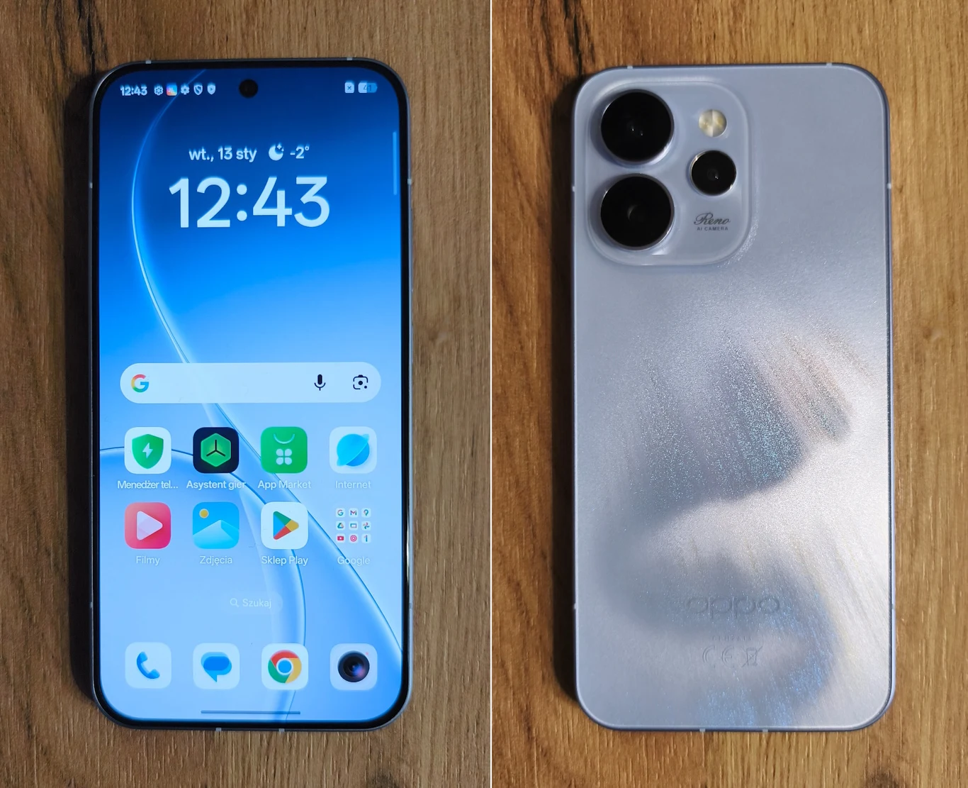 Smartfon widoczny z przodu i z tyłu, ekran wyświetla podstawowy interfejs systemu operacyjnego, a na tylnej obudowie znajdują się trzy aparaty oraz logo producenta. Obiekt umieszczony na drewnianym blacie.