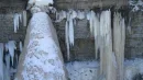 Zamarznięta bryła lodu spadła z wodospadu Valaste wprost na turystów