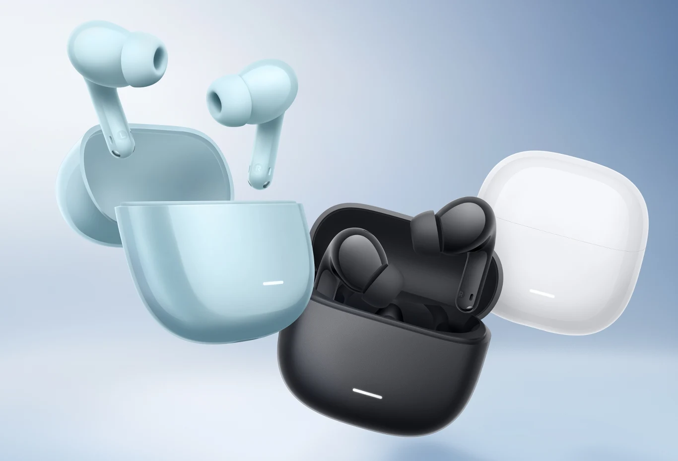 Słuchawki bezprzewodowe w trzech wariantach kolorystycznych – jasnoniebieskim, czarnym i białym – umieszczone w odpowiednich etui na tle rozmytego gradientu w odcieniach niebiesko-szarych.