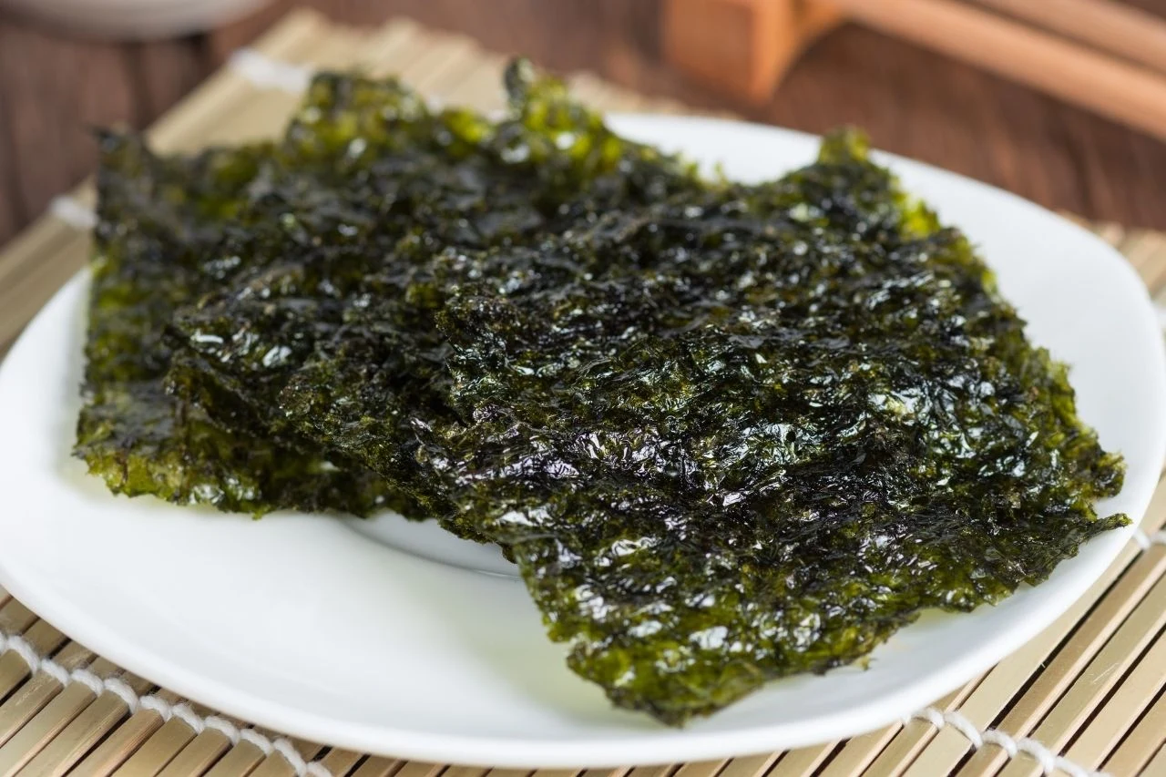 Nori to nie tylko dodatek do sushi. Możesz dodać je także do zupy lub sałatek Nori to nie tylko dodatek do sushi. Możesz dodać je także do zupy lub sałatek