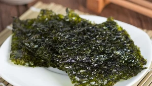 Nori to nie tylko dodatek do sushi. Możesz dodać je także do zupy lub sałatek